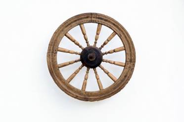 Винтаж закручивая колесо на белой стене — стоковое фото