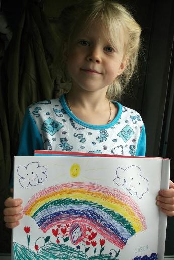 На фото: Олеся с рисунком освящения Альтомира