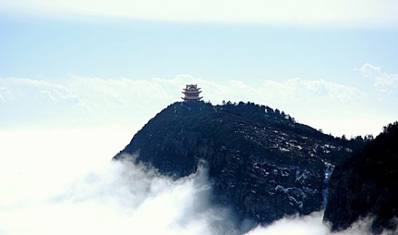 Храм Очищения  в Китае  над горой Эмэйшань